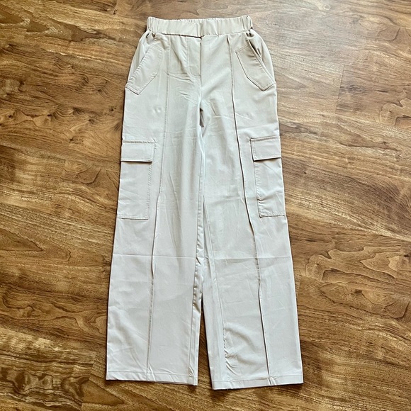 Women’s Beige Cargo Pants NWT - Picture 4 of 7